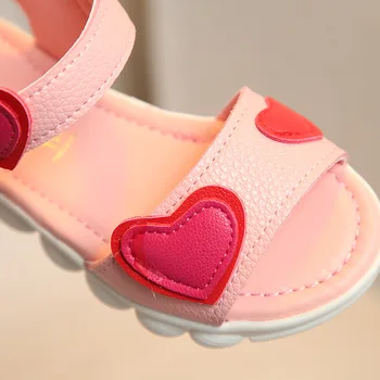 Милые детские сандалии в форме сердца для девочек 2022 г., летние сандалии с открытым носком для девочек, новое поступление пляжной обуви для маленьких девочек F05251